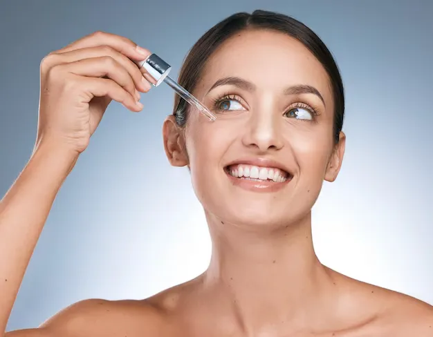 Serum dưỡng trắng da là gì? "Sức mạnh" ẩn chứa trong từng giọt tinh chất